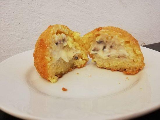 Mizzica Trattoria con Specialita Siciliane e Toscane